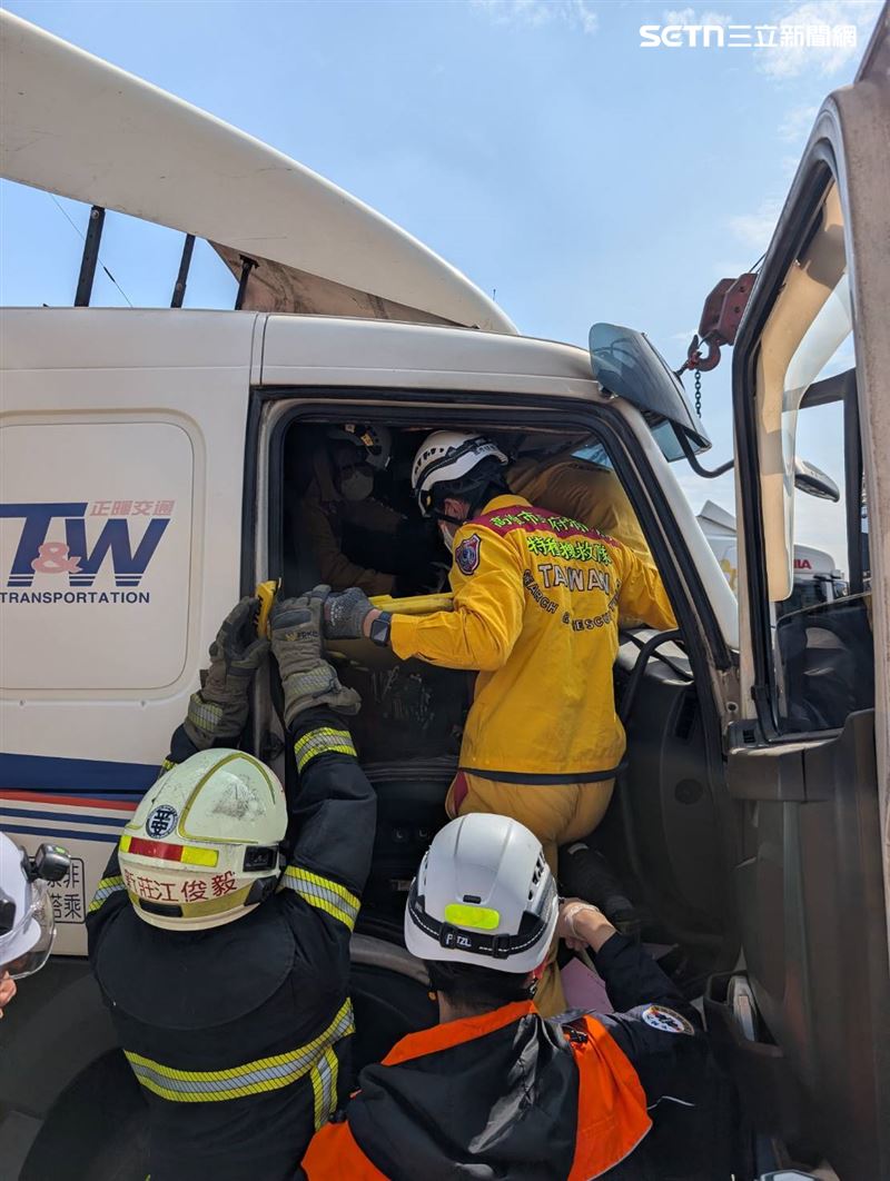 經確認為1人受困、意識清楚，送醫治療中。（圖／翻攝畫面）