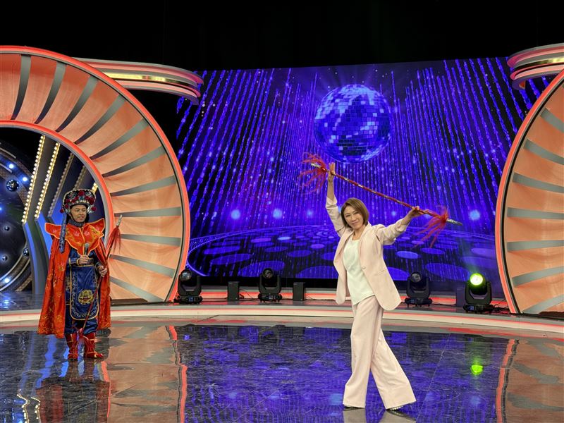 李翊君現場即興展現讓陳亞蘭忍不住驚呼：「寶刀未老！」。（圖／民視提供）