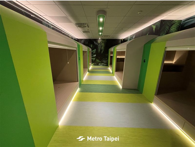 台北捷運近日公開一處位於台北車站地底深處的內部空間，畫面中可見多個獨立隔間，外觀神似「膠囊旅館」，意外引發網友討論。（圖／台北捷運粉專）