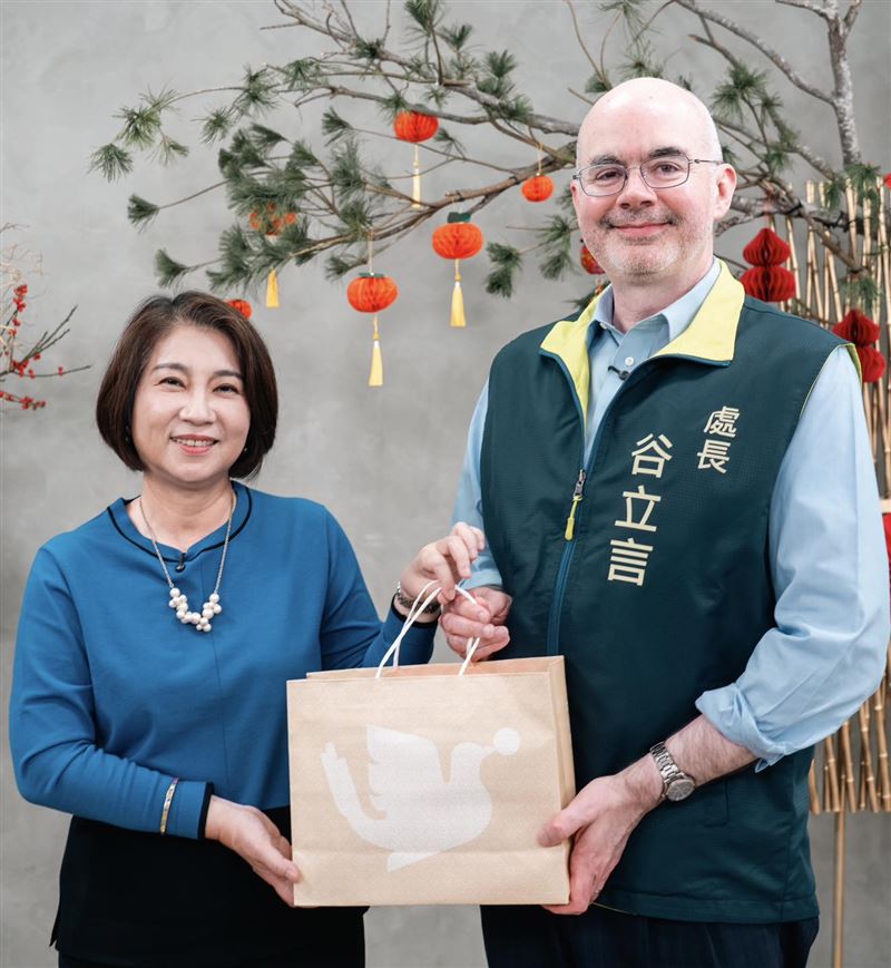 AIT處長谷立言與屏東縣長周春米會面，討論屏東縣如何成為台灣下一代產業戰略的基石。（圖／翻攝自AIT臉書）