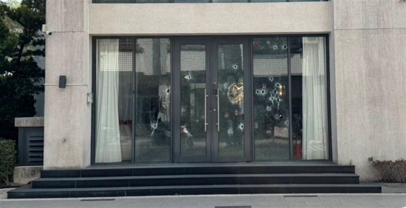 槍手持改造長槍掃射，1、2樓玻璃多處佈滿彈孔。 (圖／翻攝畫面)