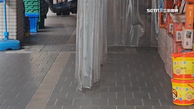 超商禮盒堆騎樓、走道被占一半　行人傻眼