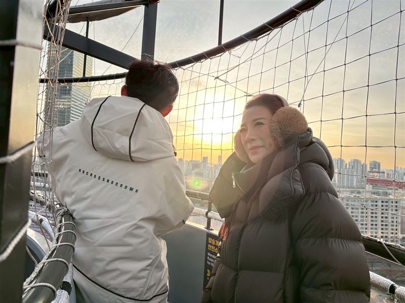 阿翔搞笑跟楊繡惠求婚。（圖／民視提供）