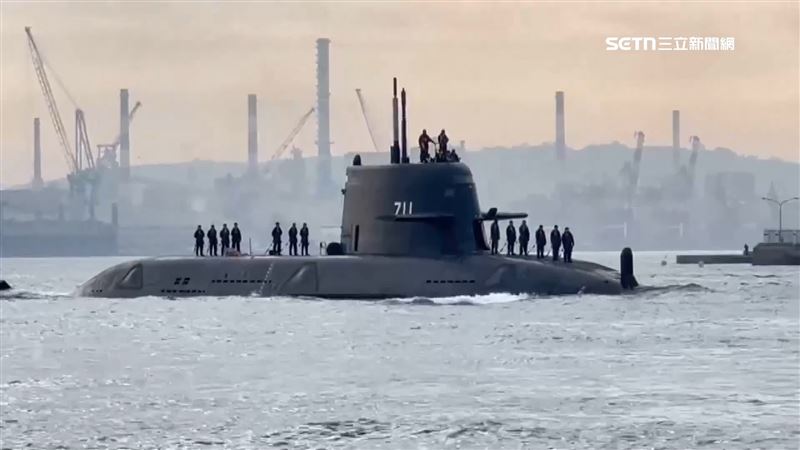 國造潛艦「海鯤號」5日在高雄港實施第9次海測，也是第3次「潛航」測試