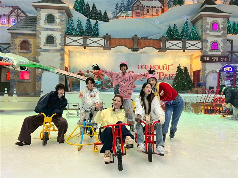 主持人阿翔、籃籃、楊繡惠，攜手張文綺與秀秀子直奔韓國。（圖／民視提供）