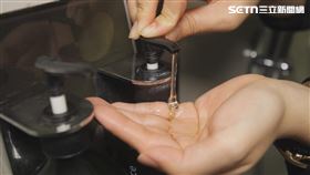 旅宿業限用一次性備品實施滿一年，不少業者都遇到大瓶裝洗髮沐浴乳被一夜擠光的情況。（圖／記者王乙徹攝影）