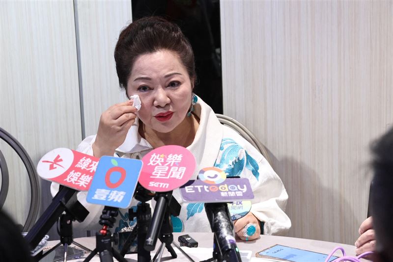 白冰冰受訪拭淚。（圖／記者鄭孟晃攝影）