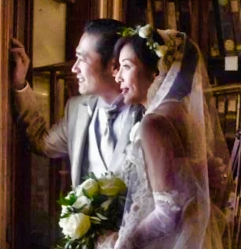 鎧塚俊彥分享婚紗照追憶川島直美。（圖／翻攝自鎧塚俊彥IG）