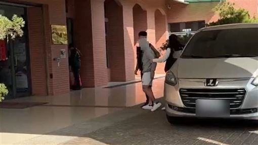 茶行挨轟20多槍成蜂窩　鄰居嚇：以為鞭炮