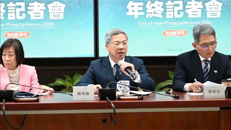 經濟部2026年2月5日舉行年終記者會，部長龔明鑫談馬年願景。對於媒體關切台積電赴美、日恐怕掏空台灣的議題，經濟部長龔明鑫指出，台積電對台投資持續增加，被顧客追著跑，只會加大對台投資，沒有赴美、赴日投資空洞化的問題。（圖／翻攝經濟部粉專）