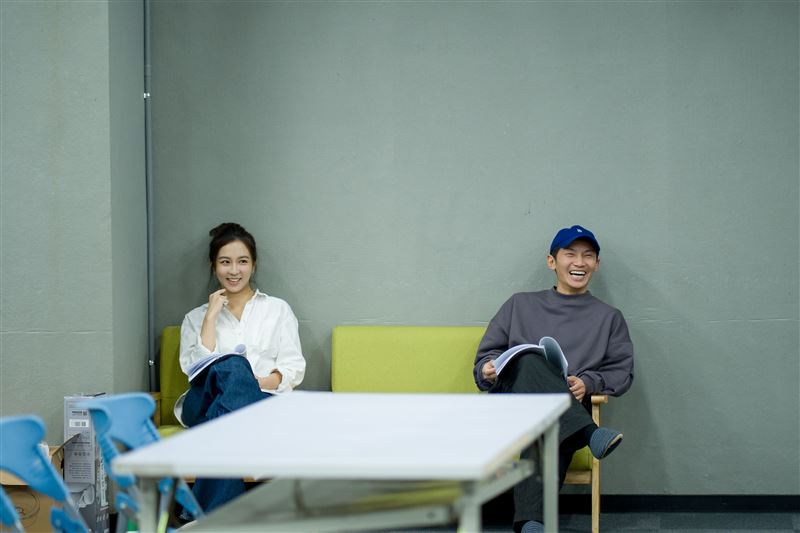 蔡昌憲搭檔周曉涵獻舞台劇第一次。（圖／艾彼新創股份有限公司提供）