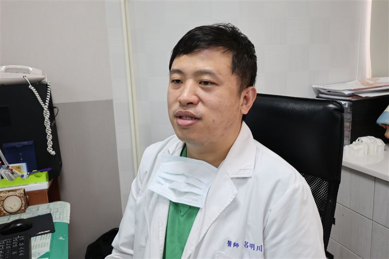 彰化員林一名30歲男子長期受眼瞼下垂困擾，視線模糊、眼睛易疲勞，還被誤認沒精神。接受矯正手術後，雙眼明亮、神情開朗，自信與社交生活也隨之改善。（圖為整形外科醫師呂明川／衛福部彰化醫院提供）