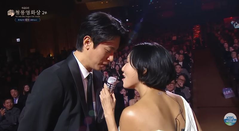 華莎在典禮上演唱〈Good Goodbye〉和演員朴正民的互動被網友大讚超有愛。（圖／翻攝自KBS）