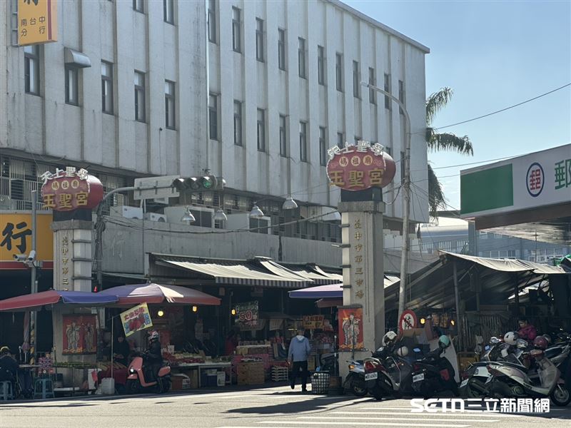 平時劉阿公就在第三市場內賣糖果和口香糖等，當日採訪時，阿公在市場的一處轉角坐著，第三市場和平街走到第一個交叉口左轉。市場不少人都說，阿公真的很有自己的個性和堅持，從來不收人家送的東西，硬塞給他的話，他還會生氣。（圖／記者張雅筑攝）