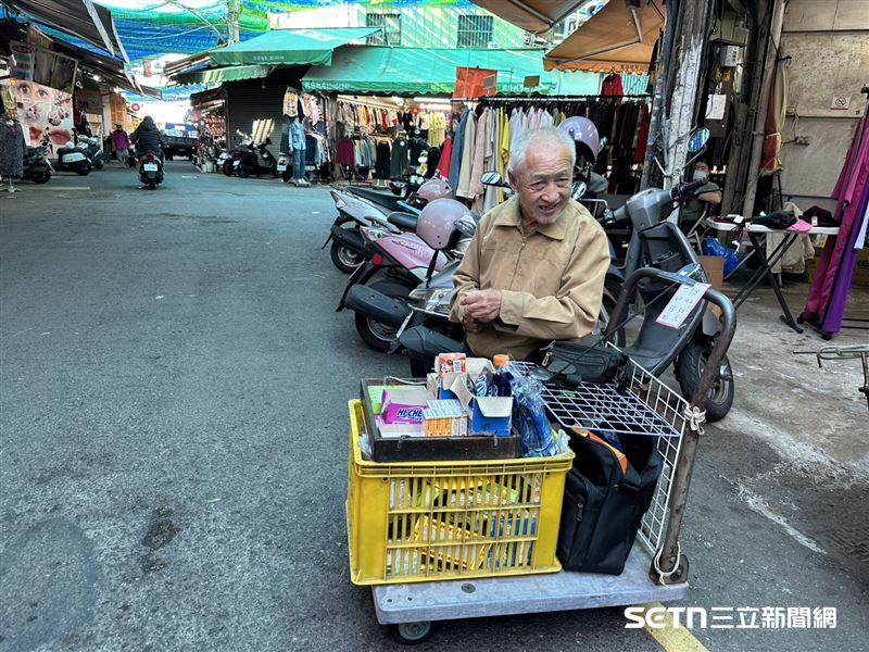 現年74歲的劉阿公，幾乎每天都會推著「小販賣車」到台中第三市場賣糖果、口香糖等，年邁的他堅持自食其力，即便收入不多，但他覺得，自己還能動、還能賣東西，不可以貪或想著要靠別人救濟。（圖／記者張雅筑攝）