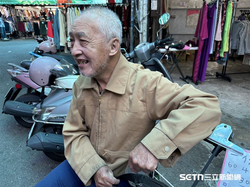 劉阿公臉上總是掛著溫暖的笑容，雖然有些重聽且溝通起來需要多花點時間，但阿公很有耐心和親切，對於有人上門買東西或和自己聊聊天，他都會非常開心。（圖／記者張雅筑攝）
