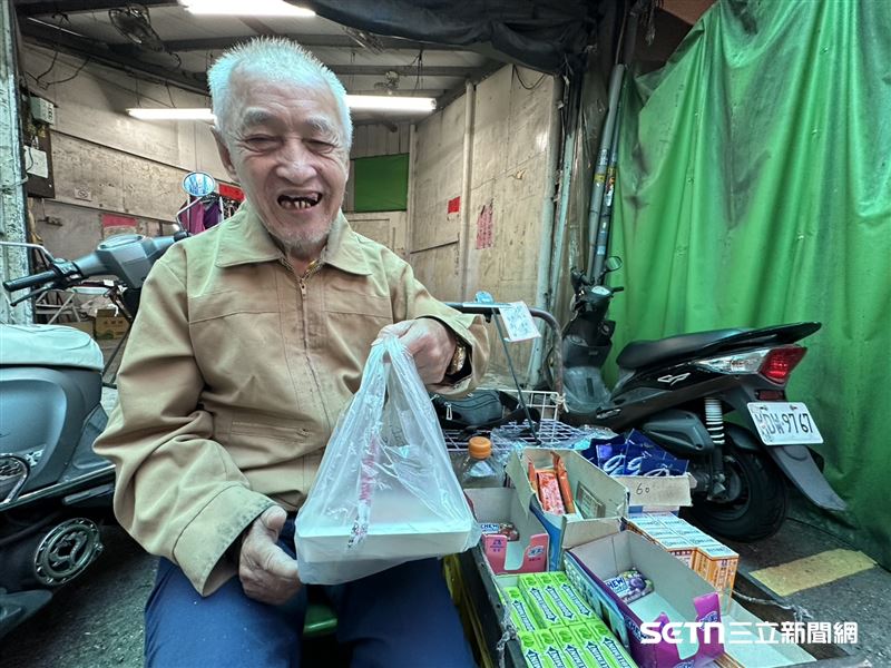 聊到中午吃什麼，阿公開心地分享自己中午買了個大便當，很豐盛，還說份量太多了，自己吃不完，所以就留著。（圖／記者張雅筑攝）