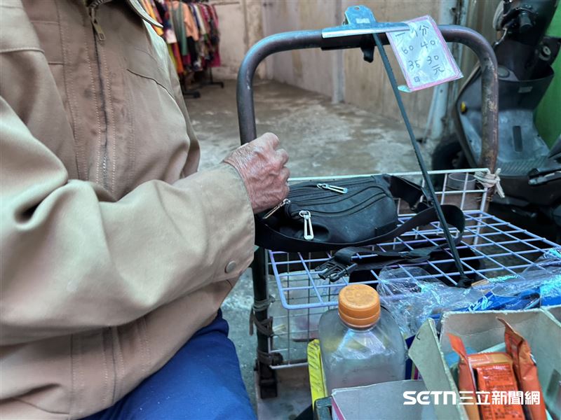 阿公說，自己一天平均大概賺300元左右，就看運氣，看當天有多少人上門買。身上的外套早已褪色且有許多污漬，但阿公摸了摸說：「沒關係、沒關係，能穿就好。」總是非常的樂觀和知足，讓人相當不捨又佩服。（圖／記者張雅筑攝）