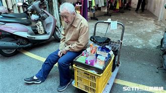 獨／拒任何人救濟　74歲爺市場賣糖果維生