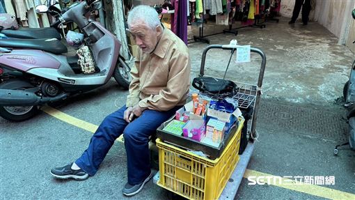 獨／拒任何人救濟　74歲爺市場賣糖果維生