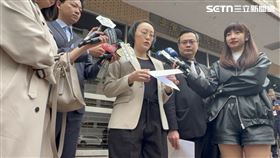 ▲徐巧芯大姑劉向婕一共3次鞠躬，向洗錢案被害人、徐巧芯、家人道歉。（圖／記者楊佩琪攝）