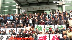 黃國昌率數百名退休警消前往台北高等行政法院遞狀提起團體訴訟。（圖／翻攝畫面）