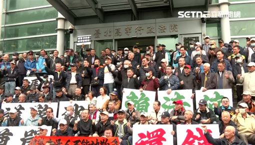 大陣仗！黃國昌率百名退休警消提團體訴訟