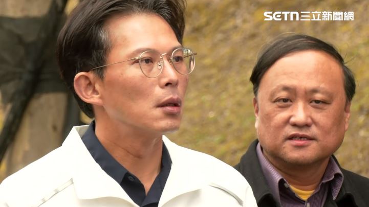 黃國昌率數百名退休警消前往台北高等行政法院遞狀提起團體訴訟。（圖／翻攝畫面）