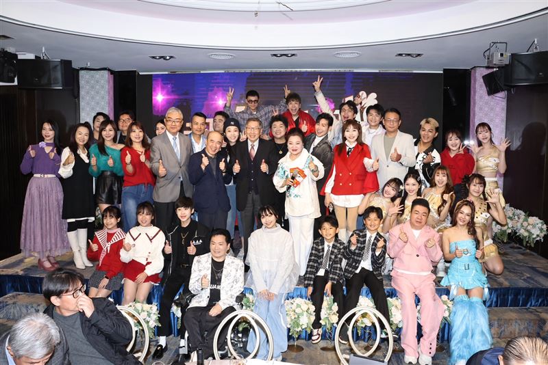 白冰冰率領子弟兵出席尾牙。(圖／記者鄭孟晃攝影）