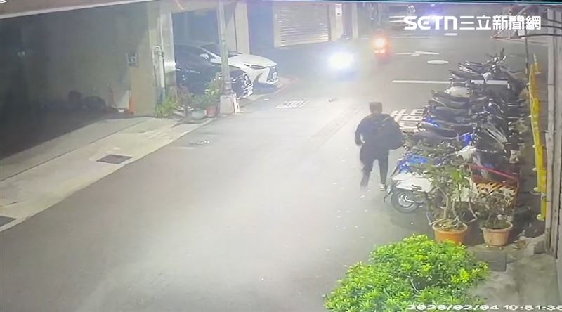 50歲林姓嫌犯在蒸餃店用餐，突然持剪刀刺傷顧客後逃逸。(圖／翻攝畫面)