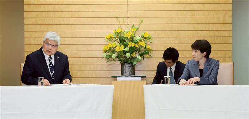 台積電董事長魏哲家（左）今日與日本首相高市早苗（右）會面，雙方洽談日本投資事宜。（圖／美聯社／達志影像）