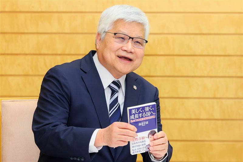 魏哲家化身書迷，在會談中拿出高市早苗2021年的著作。（圖／翻攝自X@JPN_PMO）