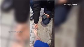 V怪男端詳腳1330