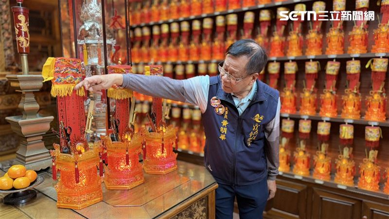 保安宮除了有基本款燈，還有「全家福年斗」。（圖／記者簡榮良攝影）