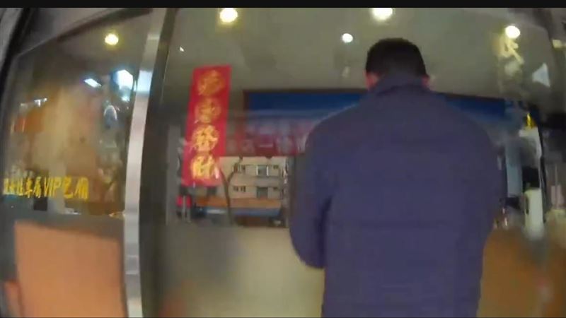新店某養生館「掛羊頭賣狗肉」提供半套性服務，遭警方喬裝逮捕負責人及員工。（圖／翻攝畫面）