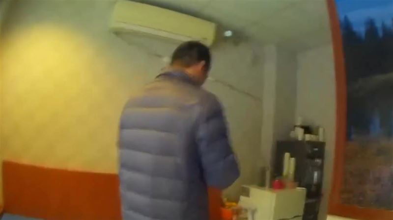 新店某養生館「掛羊頭賣狗肉」提供半套性服務，遭警方喬裝逮捕負責人及員工。（圖／翻攝畫面）