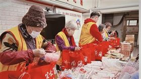 創世基金會桃園分院偕同凱基人壽員工一同將年禮及紅包親送給植物人家屬，並貼上吉祥喜氣的春聯。（圖／桃園電子報提供） 