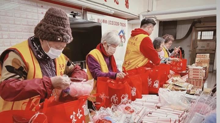 創世基金會桃園分院偕同凱基人壽員工一同將年禮及紅包親送給植物人家屬，並貼上吉祥喜氣的春聯。（圖／桃園電子報提供） 