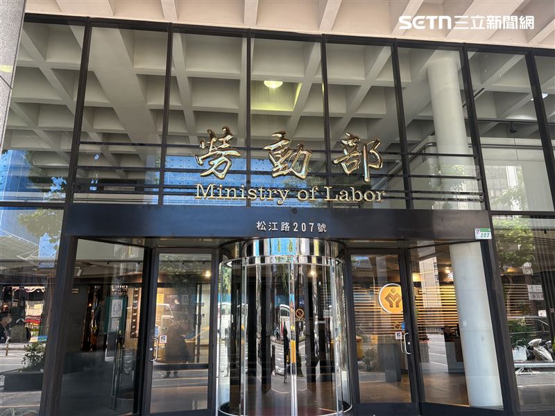 勞動部為鼓勵雇主釋出工作崗位訓練職缺，提供失業勞工更多技能訓練的機會，勞動力發展署補助雇主工作崗位訓練費，每人每月最高補助新臺幣1.2萬元、最長補助3個月，同一年度內單一雇主最高補助額度可達180萬元。另雇主協助勞工運用職務再設計措施者，可再額外補助雇主每人每年最高10萬元。（圖／記者王文承攝影）