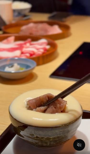 有顧客到壽喜燒餐廳用餐後，上吐下瀉、發高燒，店家推測是蛋慕斯保溫不當釀禍，向顧客道歉並賠償。（圖／翻攝自Threads @zo_ey_）