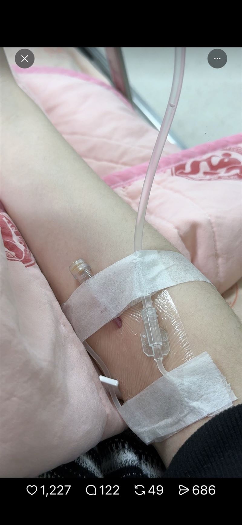 3位民眾2/1晚間到壽喜燒店用完餐，立刻上吐下瀉、發高燒到40度。（圖／翻攝自Threads @zo_ey_）