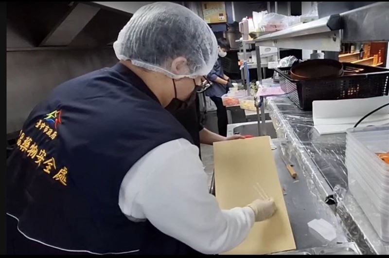 台中市食安處獲報前往稽查，檢體送驗預計兩週結果出爐。（圖／翻攝畫面）