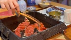 3人上吐下瀉，發高燒，疑食物中毒，台中壽喜燒名店，認錯，蛋慕斯，保溫不當（圖／翻攝自Threads @zo_ey_）