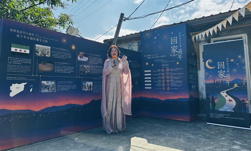 由社團法人台灣國際難民教育支持協會（SSSP）策劃的敘利亞文化展《回家｜過年》，於台北市寶藏巖國際藝術村展出兩個月，SSSP理事長曾翊菡於記者會上表示，希望透過展覽讓更多台灣民眾認識敘利亞的生活與文化，而非僅停留在戰爭的印象。（圖／記者彭光偉攝影）