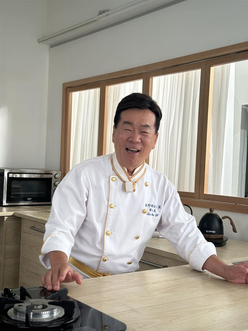 郭主義突然收到與愛女擁抱AI影片。（圖／翻攝自郭主義臉書）