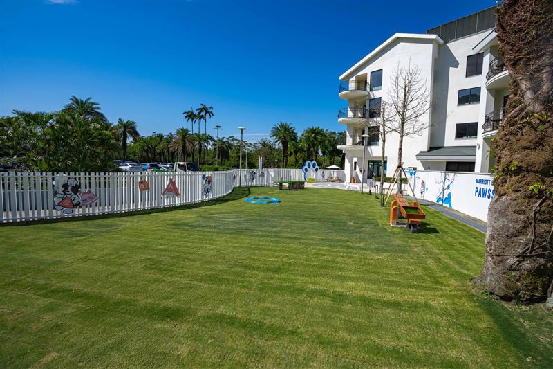 「威斯汀毛孩樂園」擁有寬闊草地的戶外空間。（圖／飯店旅宿業者提供）