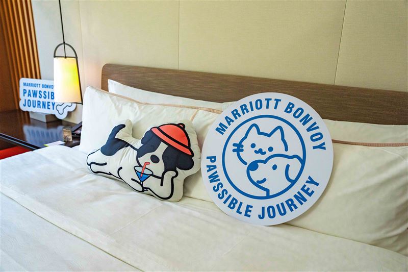 萬豪國際集團以「Pawssible Journey」為概念，打造可愛吸睛的主題視覺與寵物友善周邊，從住宿空間到細節設計，全面回應飼主與毛孩一同旅行的需求。（圖／飯店旅宿業者提供）