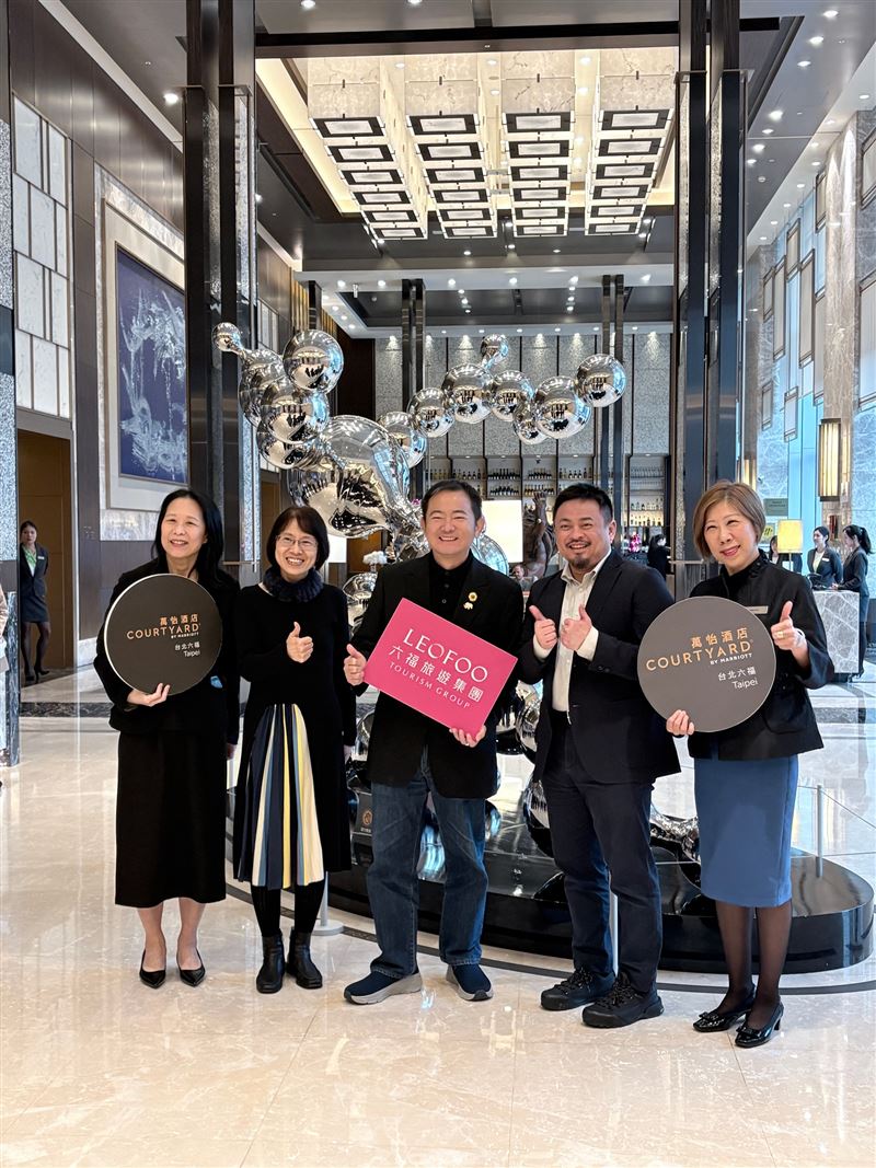 勞動部部長洪申翰(右二)率同勞動力發展署署長等主管，與六福旅遊集團總裁賴振融(右三)於台北六福萬怡酒店進行身心障礙就業實務交流。（圖／飯店旅宿業者提供）