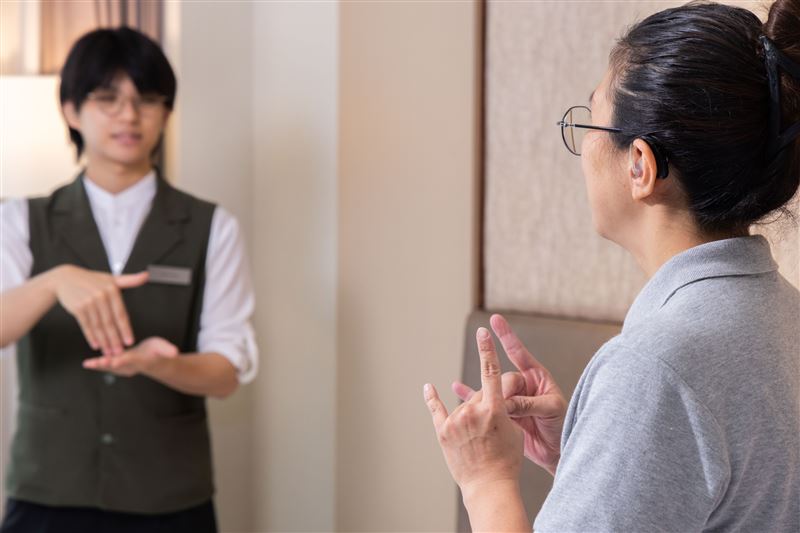 台北六福萬怡酒店HI Team為以聽障同仁為核心的房務團隊，自2022年成立以來逐步發展成具規模、穩定且專業的人力配置，並成為企業多元共融職場的重要實例與典範。（圖／飯店旅宿業者提供）