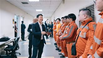 高鐵「備戰11天連假」交長親發紅包慰勉